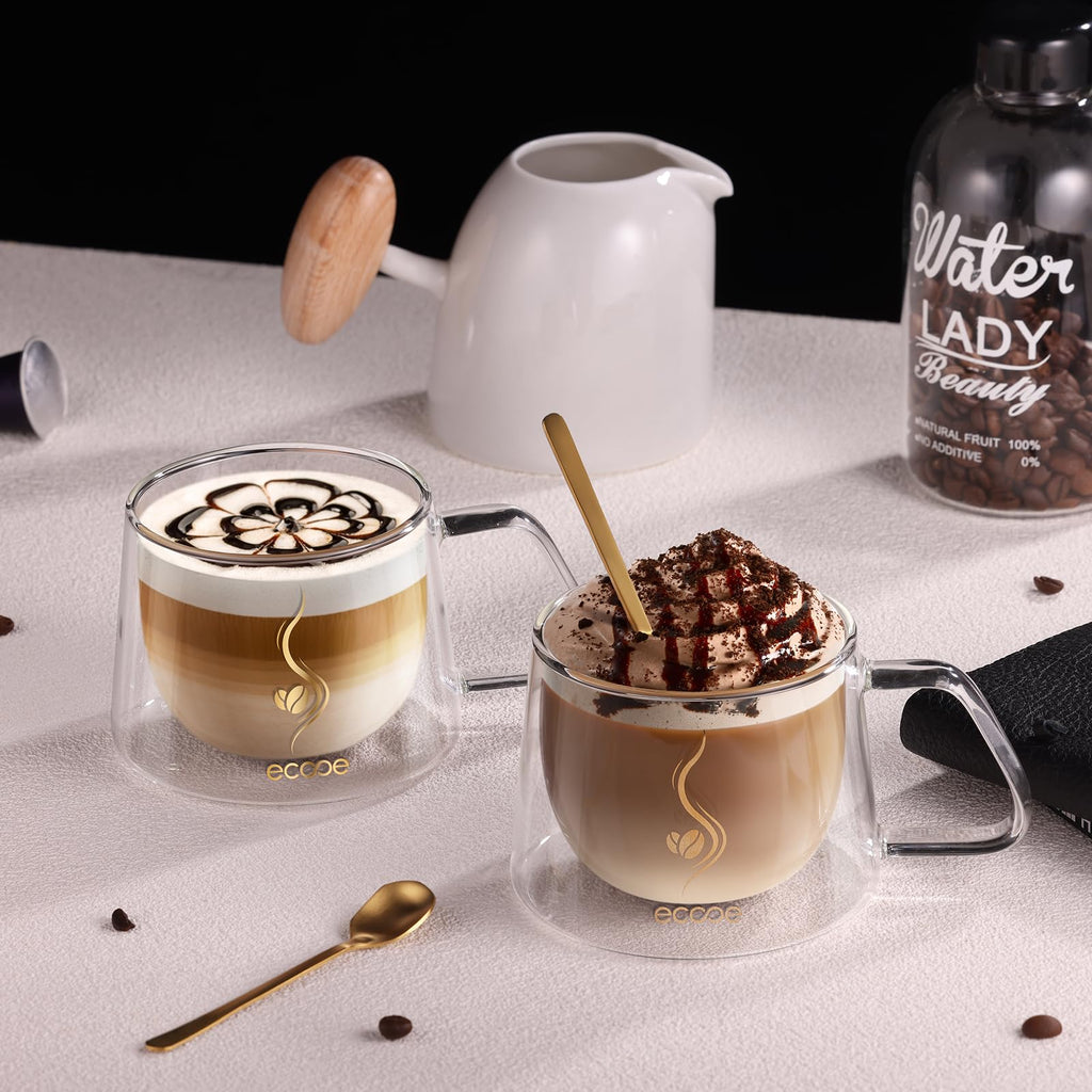 ecooe Double-Walled Coffee Glasses 350 ml Latte Macchiato Glasses Set of 2 Borosilicate Glass Coffee Cups Glass Double-Walled Coffee Glass Tea Glasses with Handle Spoon for Cappuccino, Tea, Ice Cream, Milk, Beer