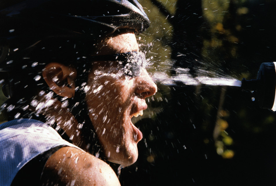 Man trägt Fahrradhelm Spritzwasser in sein Gesicht