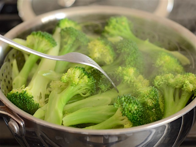 Steam Broccoli with Steamer Basket