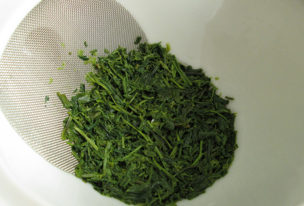 dry wet tea leaves