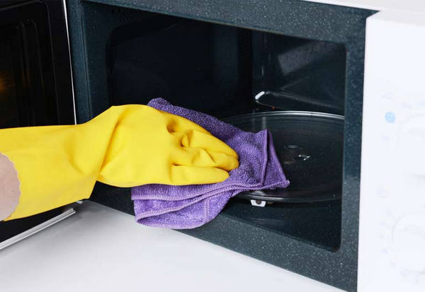 clean microwave bottom