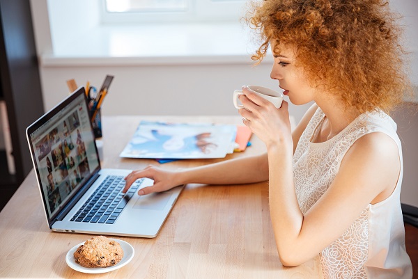 woman-drinking-coffee-in-front-of-a-mac