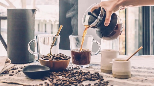 pouring-coffee-from-chemix