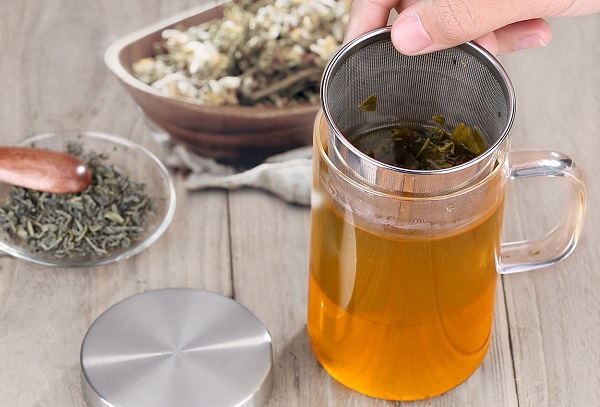 loose-leaf-tea-and-tea-mug-with-infuser