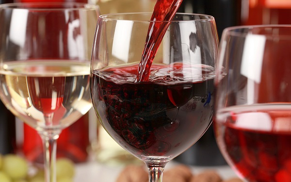 Basics: The Difference Between Red and White Wine Glasses