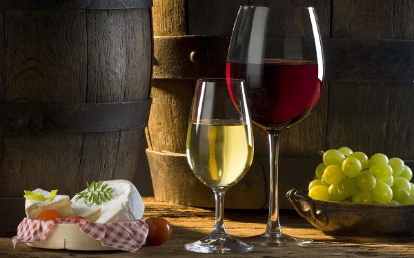 Basics: The Difference Between Red and White Wine Glasses