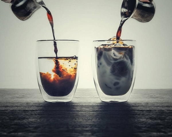 Wie man Eiskaffee mit heißem Kaffee macht1