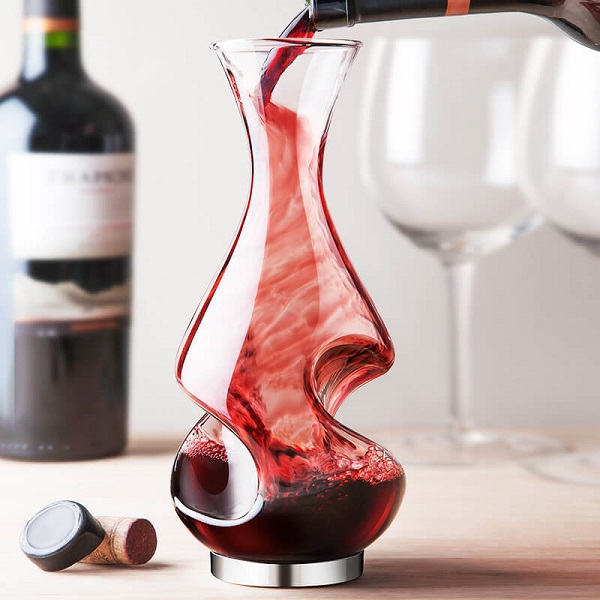 What's-the-Difference-between-an-Aerator-and-a-Decanter-2