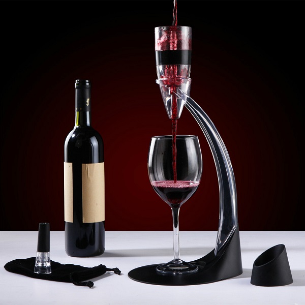 What's-the-Difference-between-an-Aerator-and-a-Decanter-3