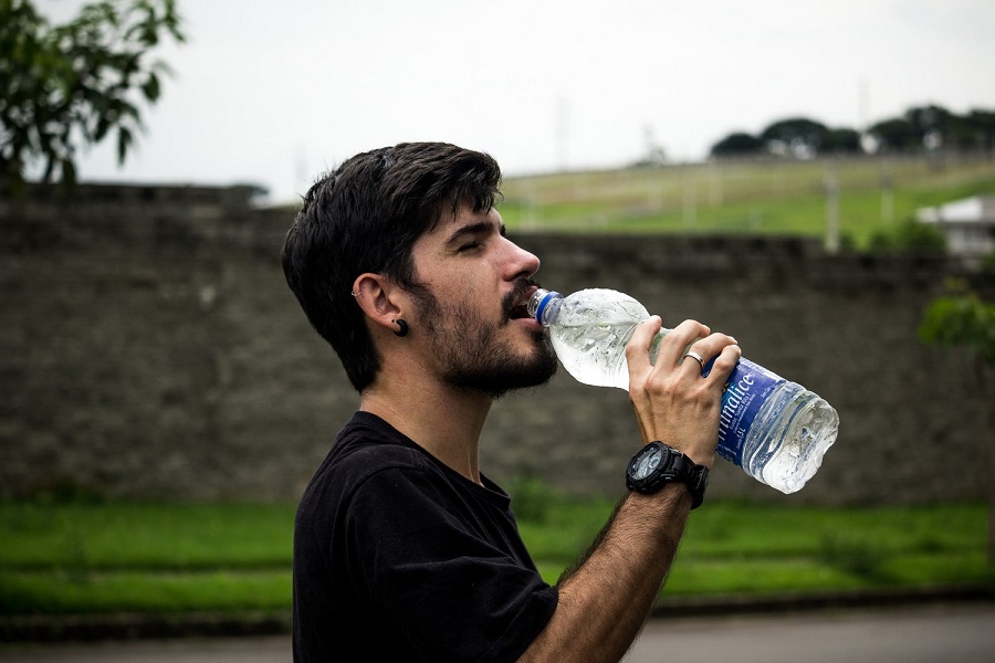 How to Clean Your Water Bottle Thoroughly1-plastic bottle