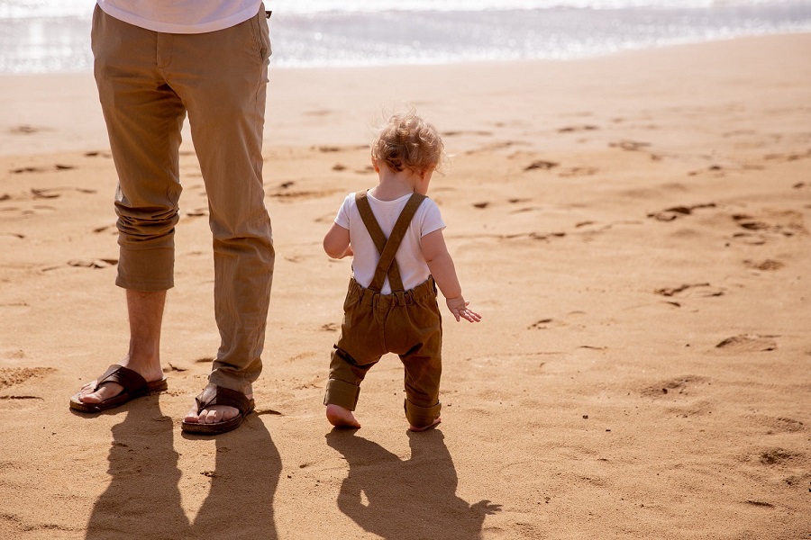 Is it OK for your babies to walk barefoot-3