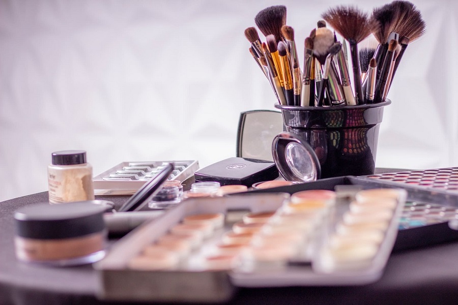 what to avoid with expired makeup-1