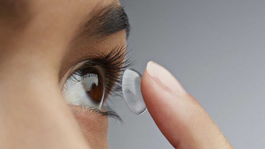 the right way to clean your contact lens-1