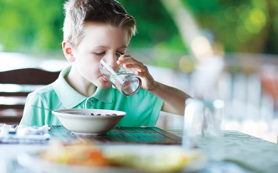 Does drinking water with meals disturb digestion-1