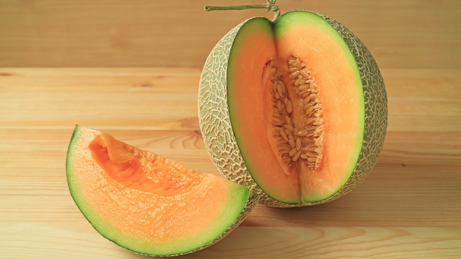 Juicy,Fresh,Ripe,Muskmelon,Sliced,From,The,Whole,Fruit,Isolated